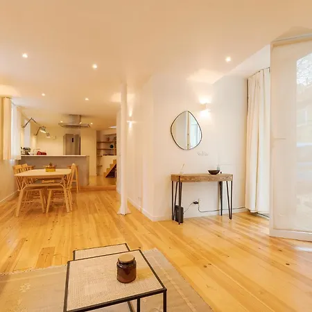 The Yellow House - Duplex With Local Charm Apartament